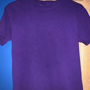 Plain purple Gildan t-shirt